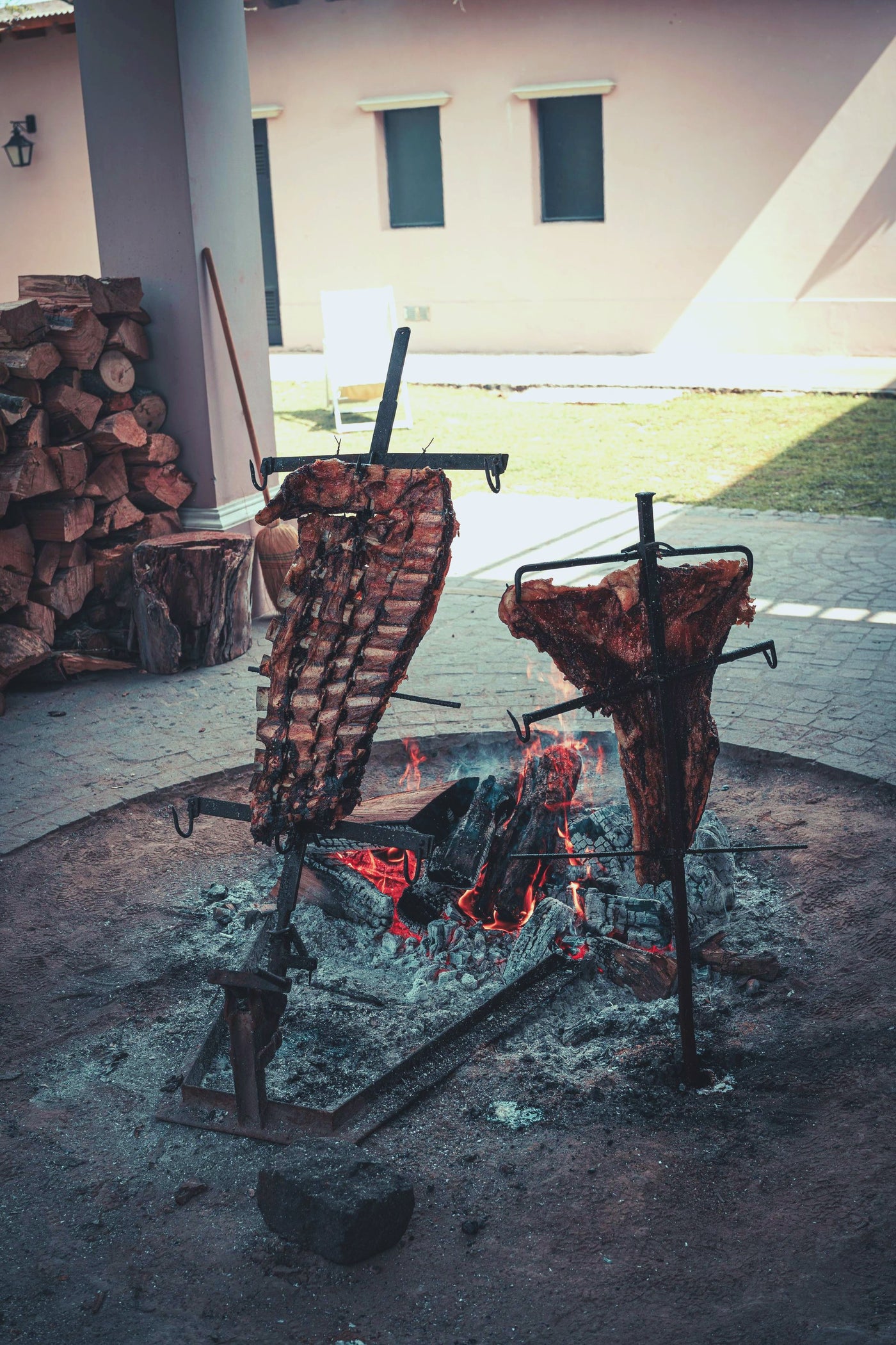Costillares en cruz frente al fuego abierto, al estilo patagonico