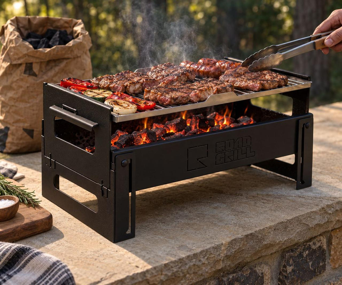 Road Cochamó encendida al aire libre, con carbón al rojo y carne y verduras sobre la parrilla